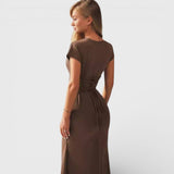 Elara - Robe de soirée maxi marron chic avec décolleté drapé