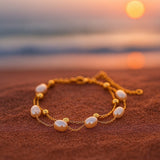 Stylisches Armband aus goldenen Perlen